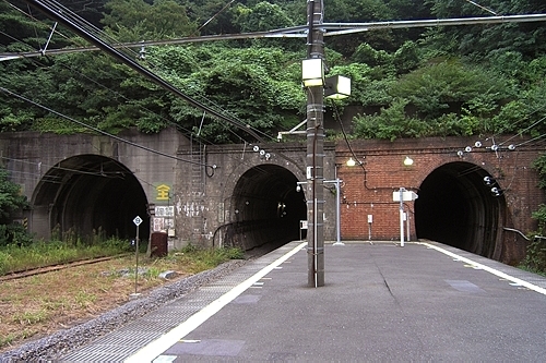 田浦駅・三種類のトンネル
